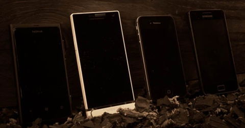 ¿Quién es el pistolero más rápido del oeste: iPhone 4s, Nokia Lumia 800, Galaxy S2, o el Xperia S?