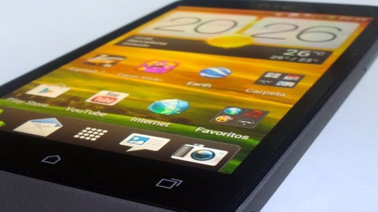 Te mostramos con todo detalle la apuesta por la gama media de HTC, el One V