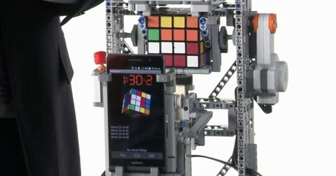 La potencia del Huawei Ascend P6 se hace patente, un cubo de Rubik resuelto sin esfuerzos