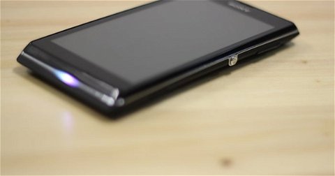 El Sony Xperia L posa ante la cámara de Andro4all para mostrarnos todos sus detalles