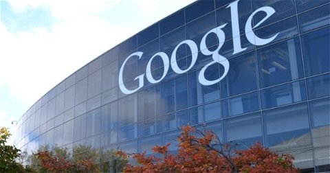 Google patenta un portátil con teléfono incluido, que empiecen las especulaciones