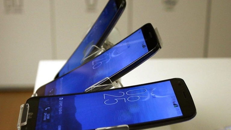 Los comienzos y la evolución de los smartphones con pantallas curvas