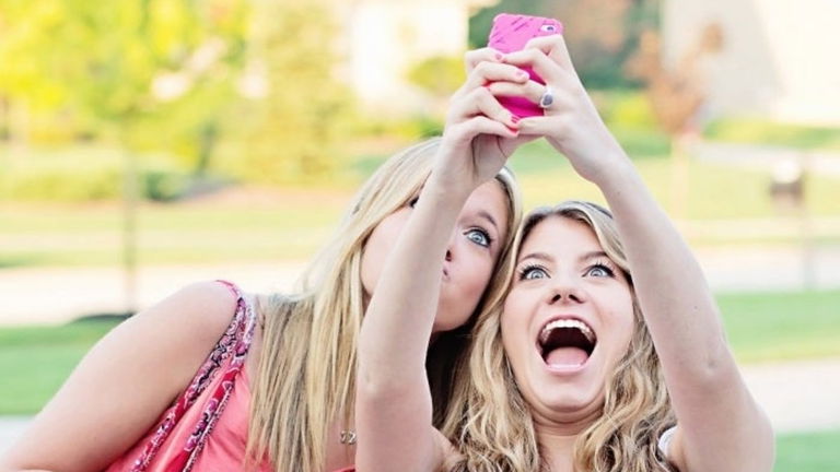 La revolución llega a Snapchat: actualización con chat y envío de vídeos