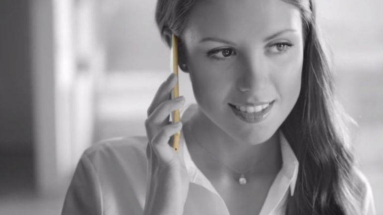 Prohíben en el Reino Unido un anuncio de un smartphone por cosificación de la mujer