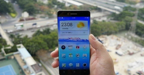 Aparece en fotos y vídeo el Oppo R7, su nuevo terminal casi sin biseles laterales