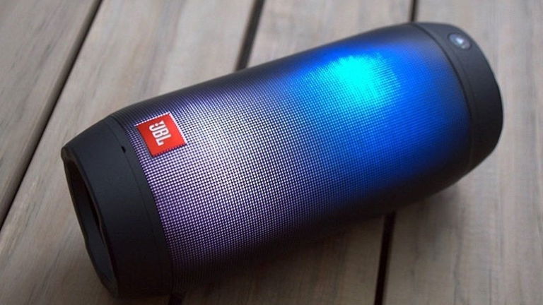Los mejores altavoces portátiles para escuchar música en la playa o en la piscina