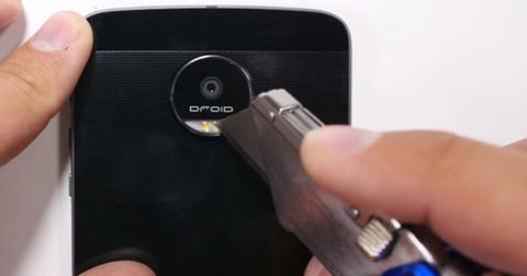 A pesar de tener un grosor de sólo 5,2 mm, el Moto Z pasa el test de tortura con nota