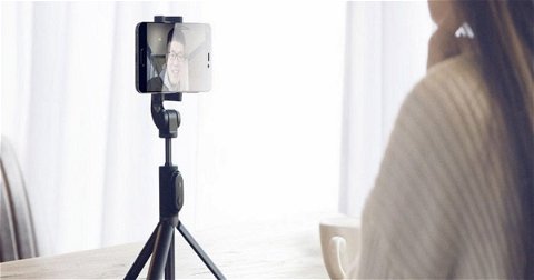 El palo selfie que necesitas es de Xiaomi, y se convierte en trípode