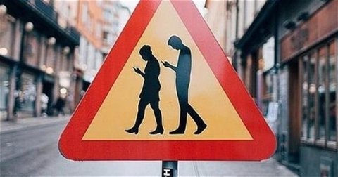 Usar el móvil mientras caminas es más peligroso de lo que crees
