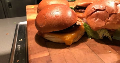 La imagen de la semana, Google sirviendo "hamburguesas androides" en sus comedores