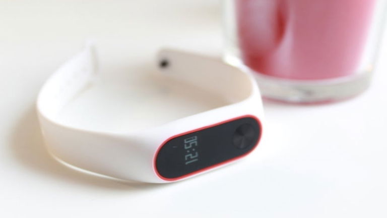 Por qué deberías comprar la Xiaomi Mi Band 2, aunque no sea el último modelo