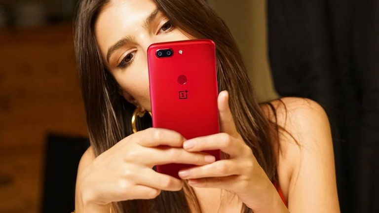 Cinco packs de OnePlus 5T a cinco parejas con suerte, cortesía de la musa de OnePlus...