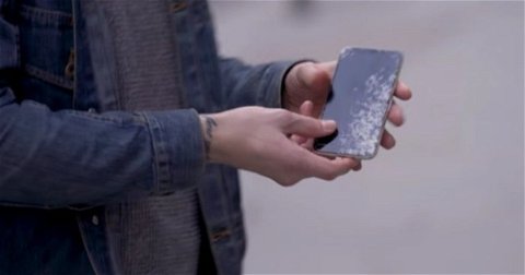 OnePlus y Samsung destrozan sus móviles en sus últimos anuncios