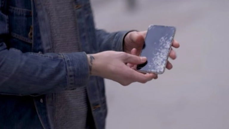 OnePlus y Samsung destrozan sus móviles en sus últimos anuncios