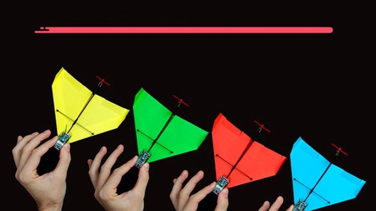 Con este increíble gadget puedes controlar aviones de papel con tu móvil, y sí, lo quieres
