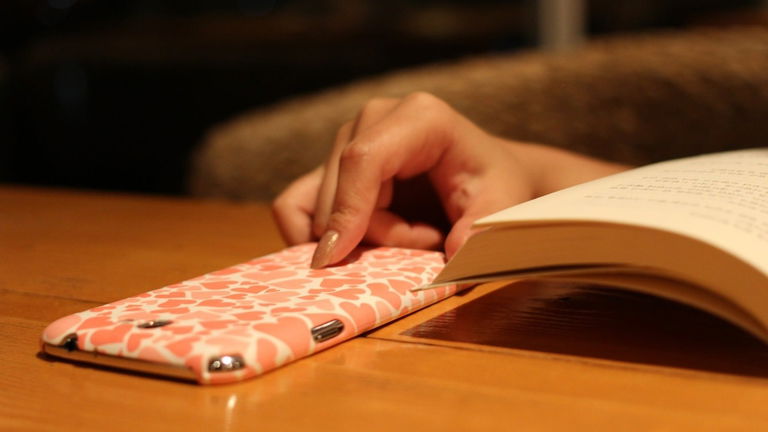 ¿Estás estudiando y quieres sacar buenas notas? Pues deja de usar el smartphone (en serio)