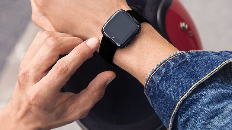 Versa, el reloj de Fitbit con corazón Pebble ya está disponible en España