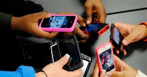 Los jóvenes prefieren dejar de comer antes que quitarse el móvil, según un estudio