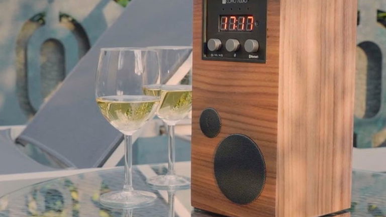 El altavoz con Google Assistant que todo amante de lo vintage querría para su casa
