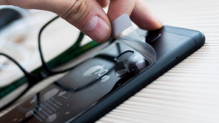 ¿Por qué te gusta el sonido de quitar el 'plastiquito' de los móviles? Nadie lo sabe