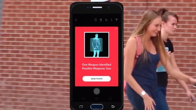 Crean una funda (muy cara) que convierte el Google Pixel en un detector de bombas y armas