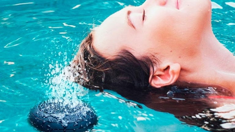 Este altavoz resistente al agua vale menos de 20€ y no puede faltar en tu bolsa de playa