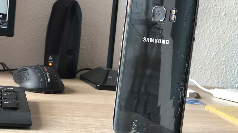 Lo absurdo de comprar un teléfono con un 'diseño premium' en cristal