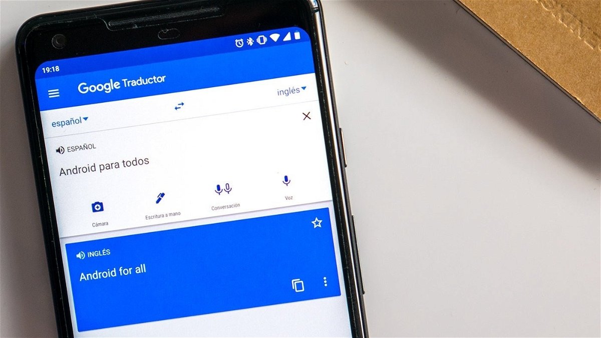El de Google es ahora aún mejor traduciendo textos con la cámara del móvil