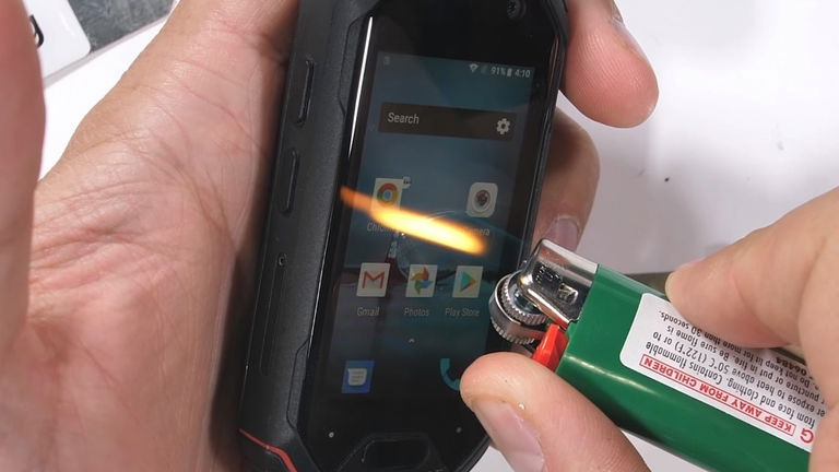 El móvil con Android 8.1 más pequeño del mundo se enfrenta a un duro test de resistencia