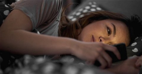 Usar el teléfono en la cama causa insomnio a más del 28% de los adultos, según un estudio