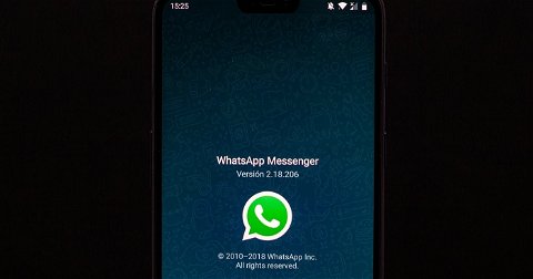 El tema oscuro de WhatsApp se llama "Modo Noche", y se deja ver en nuevas capturas de pantalla
