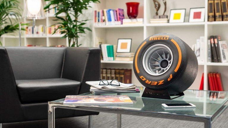 Pirelli presenta un altavoz Bluetooth con forma de neumático, y falla en lo más fácil