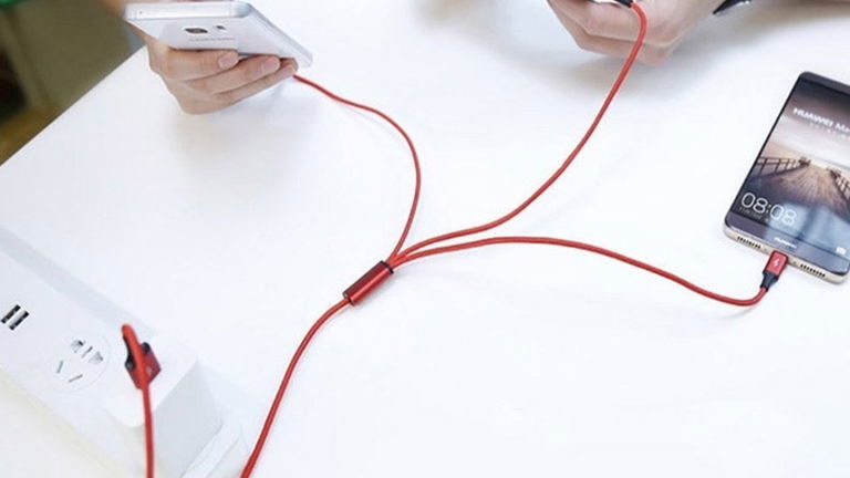 Este cable tiene salida USB tipo C, micro USB y Lighting, admite carga rápida y vale 10€