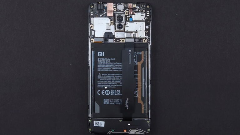 Xiaomi publica un vídeo enseñando cómo es el POCO F1 por dentro