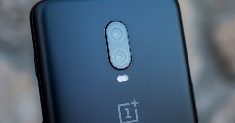 Un supuesto OnePlus 7 aparece en una imagen real: sin notch y pantalla infinita