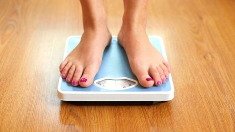 Monitoriza tu cuerpo diariamente con esta báscula inteligente