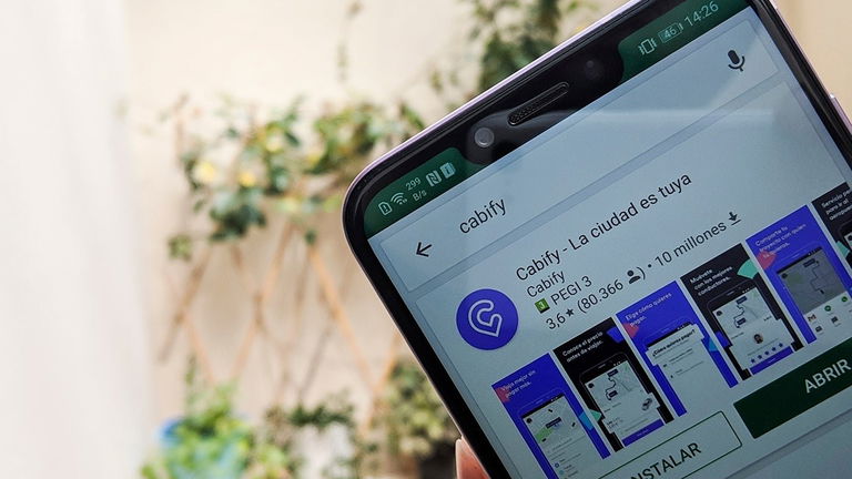 Pedir un taxi vía móvil vs usar las apps de Uber y Cabify: lo que nos hemos encontrado