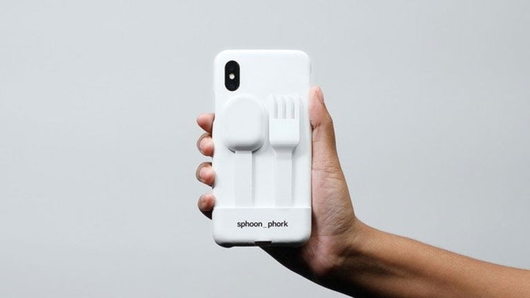 La línea roja de la adicción al móvil es esta funda con cuchara y tenedor incorporados