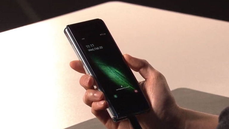 Aunque tu móvil no se doble por la mitad, siempre puedes ponerle los fondos de pantalla del Samsung Galaxy Fold