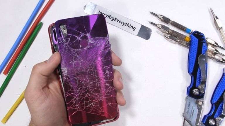 El Xiaomi Redmi Note 7 sobrevive a duras penas al test de JerryRigEverything