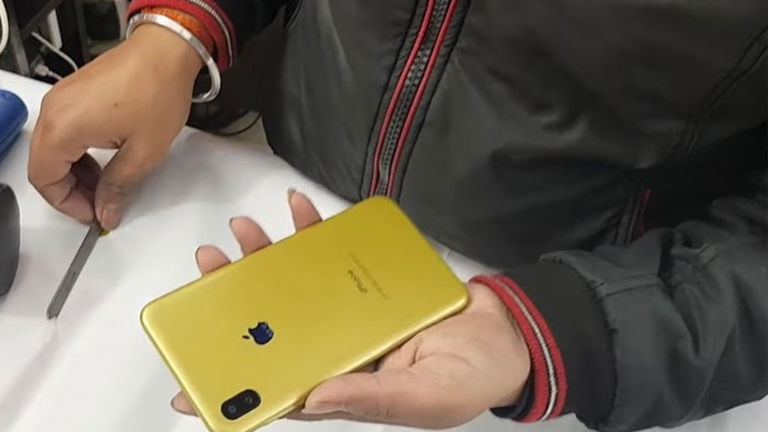 Cómo hacer que tu móvil Android parezca un iPhone con un vinilo y una pistola de aire caliente