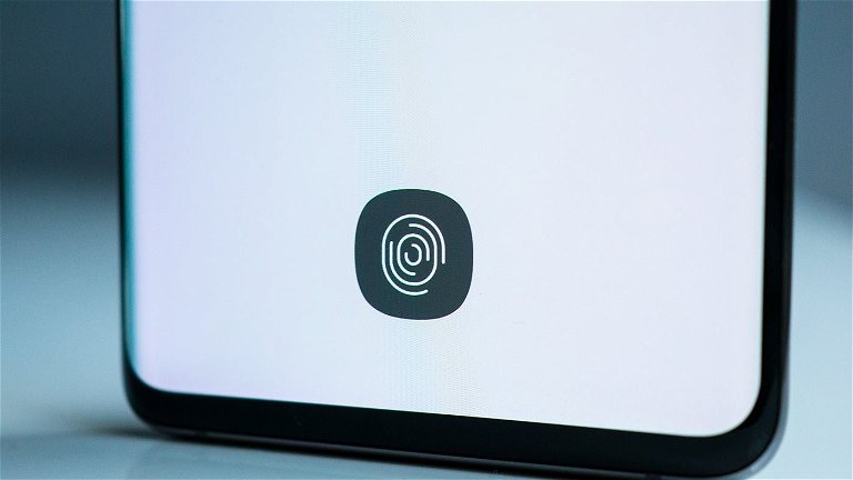 El sensor de huellas ultrasónico bajo la pantalla del Samsung Galaxy S10 puede verse a simple vista