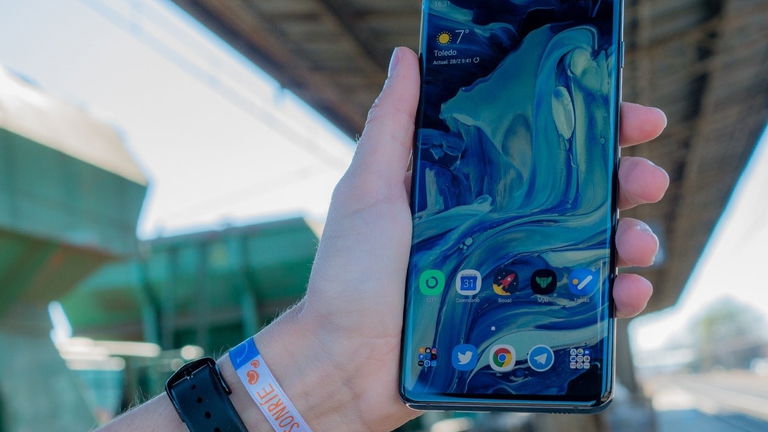 Compara los nuevos Samsung Galaxy S10 con otros terminales a tamaño real en este simulador 3D