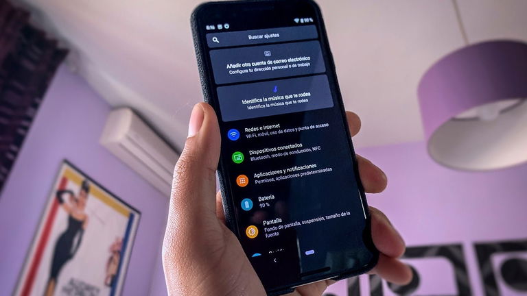 Google sigue buscando la convergencia: Assistant y la app Google para Android vuelven a recibir su tema oscuro