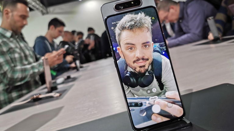 Complicado pero efectivo: así funciona el mecanismo interno de la cámara rotatoria del Samsung Galaxy A80