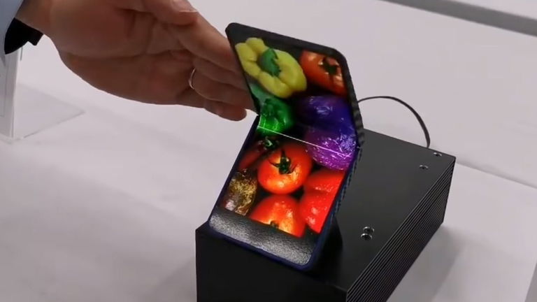 Este móvil plegable es el más parecido que hay al que tienes en la mano ahora mismo