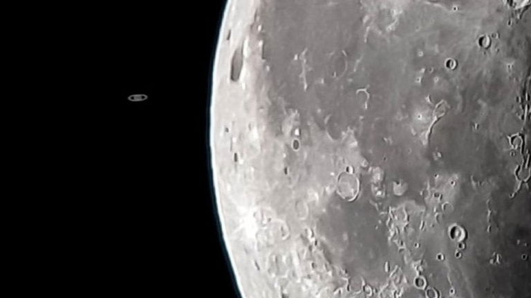 Esta espectacular fotografía de Saturno está hecha con un telescopio y un Samsung Galaxy S8
