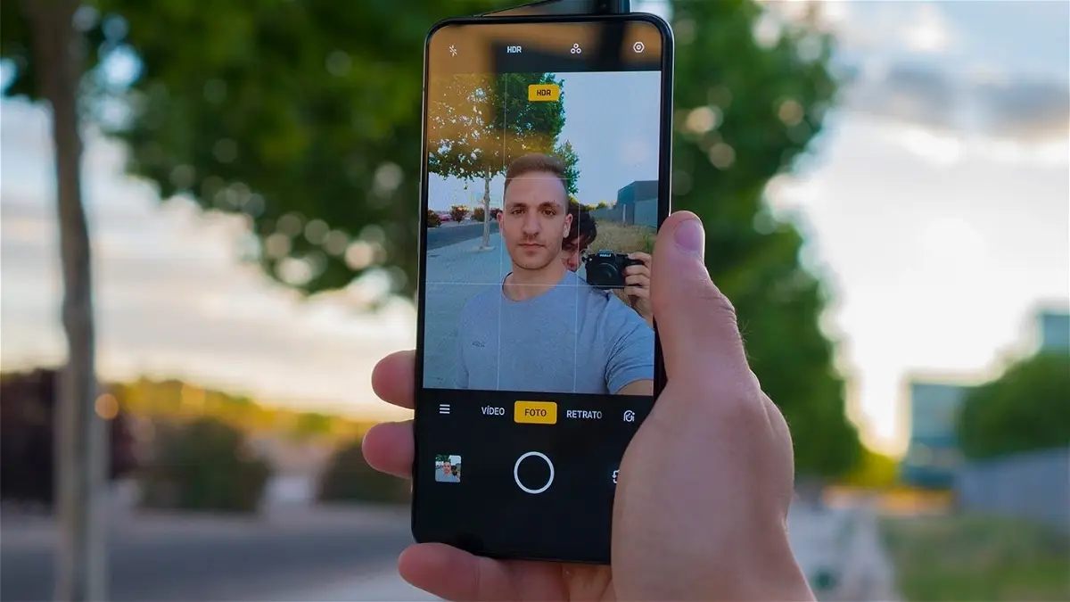 Espesar Poner a prueba o probar dieta Por qué las cámaras delanteras de algunos móviles invierten tus selfies