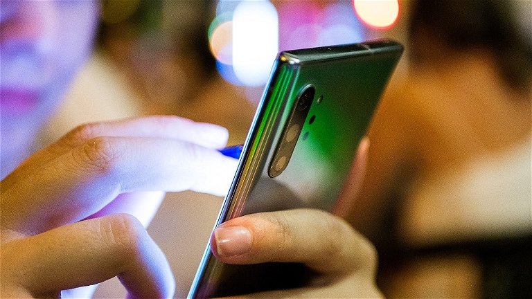 ¿Es verdad que la luz azul de tu móvil puede afectar a la salud?