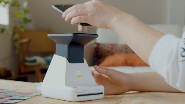 Polaroid acaba de lanzar una impresora de fotos que literalmente escanea la pantalla de tu móvil